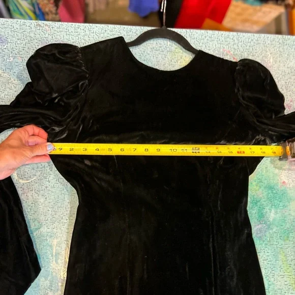 Vintage Velvet & BOW Gown - Picture 15 of 16